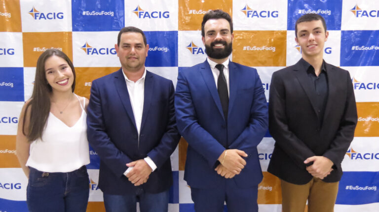 Coordenador do Curso de Direito juntamente com professores e alunos oferece boas vindas aos calouros