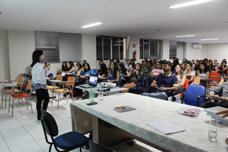 Curso de Psicologia da FACIG realiza palestra em parceria com o Espaço Crescer