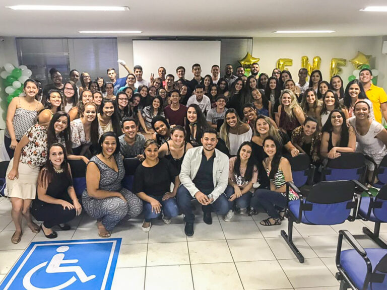 Alunos do curso de Enfermagem realizam apresentação da Atlética do Curso de Enfermagem e recepção dos calouros.