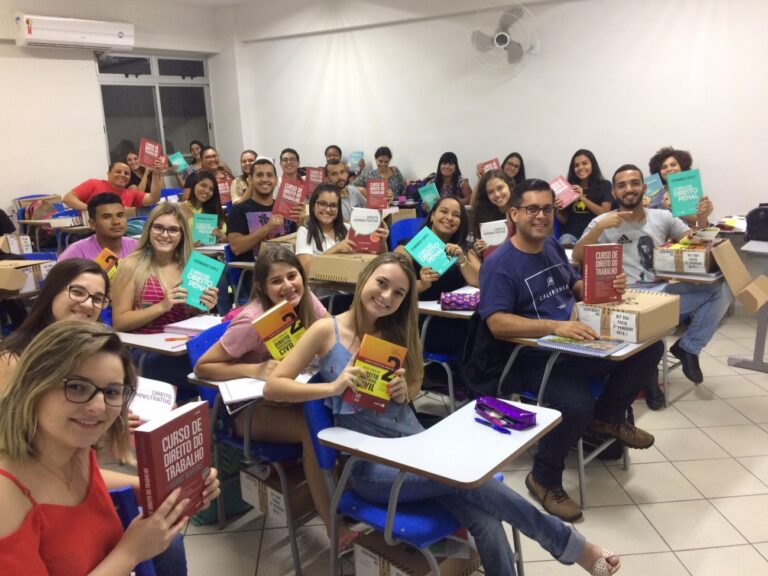 Alunos do curso de Direito da FACIG iniciam o semestre recebendo livros jurídicos