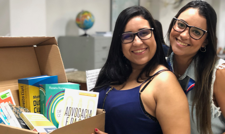 Alunos do Curso de Direito Recebem Kit de Livros da Editora Saraiva.