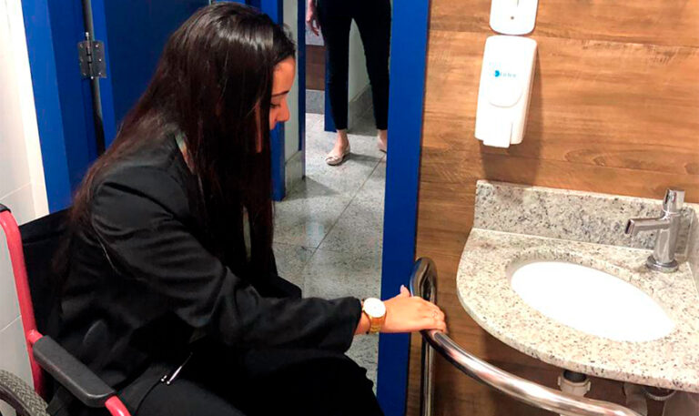 Alunos do Curso de Arquitetura e Urbanismo Fazem Aula Prática Sobre Acessibilidade.