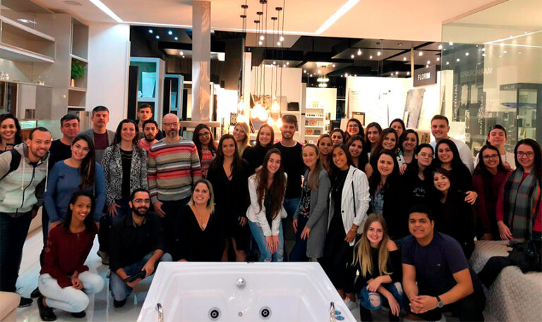 Professores e Alunos do Curso de Arquitetura e Urbanismo do UNIFACIG Fazem Visita Técnica em Loja de Acabamentos para Construção.