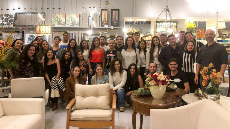 CURSO DE ARQUITETURA E URBANISMO VISITA A ARMANI DECOR