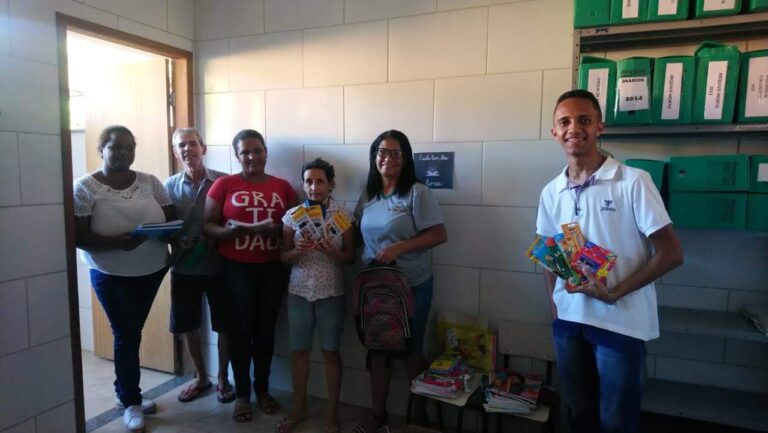Escola atingida por enchente recebe doação do Trote Solidário feito pelos alunos do UNIFACIG