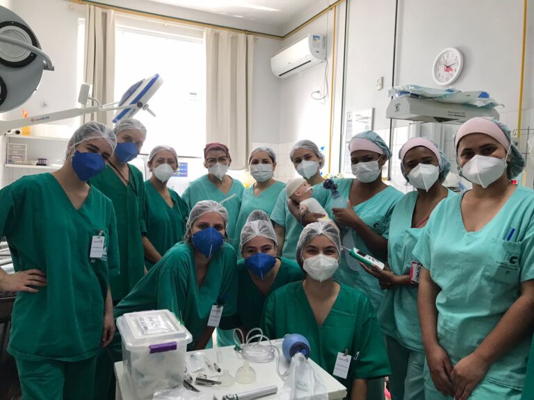 Simulação “Reanimação Neonatal em Sala de Parto” como estratégia de Educação Permanente para equipe de Enfermagem.