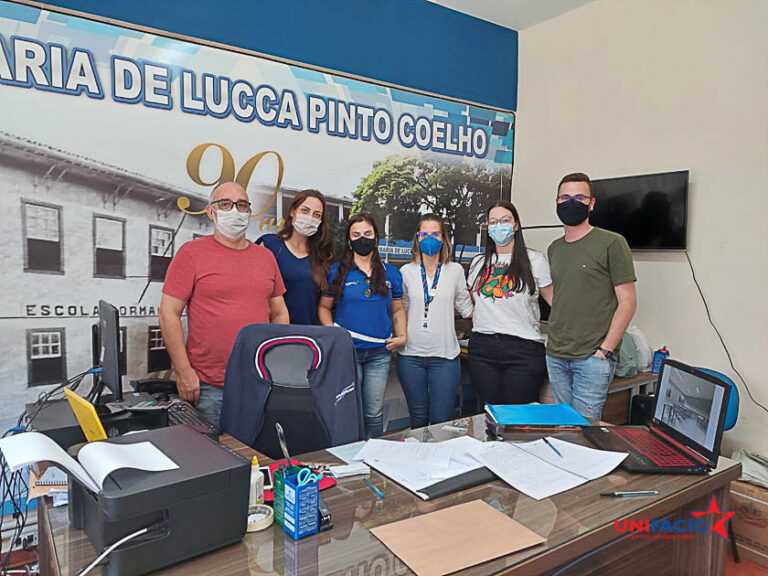 Alunos do sexto período de Arquitetura e Urbanismo do UNIFACIG doam projeto de reforma de laboratórios para escola Maria de Lucca