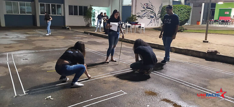 ALUNOS DO 5º PERÍODO DE ARQUITETURA E URBANISMO DESENHAM APARTAMENTO EM ESCALA REAL