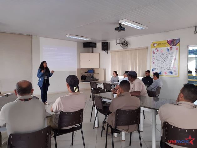 Aluna do 6º período do Curso de Ciências Contábeis administra palestra sobre Investimentos Financeiros