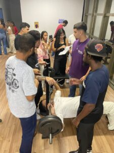 Anatomia Osteomioarticular na prática: alunos de Educação Física vivenciam aula aplicada sobre membros superiores