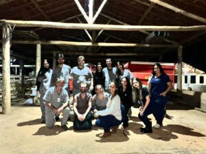 UNIFACIG leva alunos a campo para prática avançada em reprodução bovina