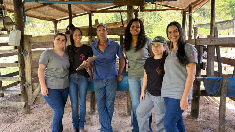 Acadêmicos de Medicina Veterinária do UNIFACIG realizam assistência técnica em propriedades leiteiras da região